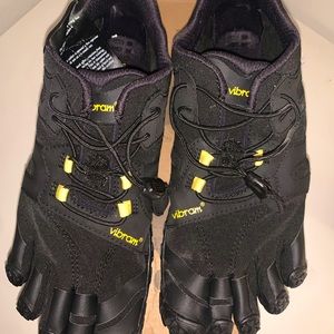 Vibram fivefingers size 38/7.5-8 black/yellow v-trail 2.0